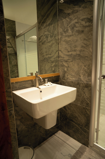 Bathroom 5, Madonna Hometel and Suites New Pandan, Davao City