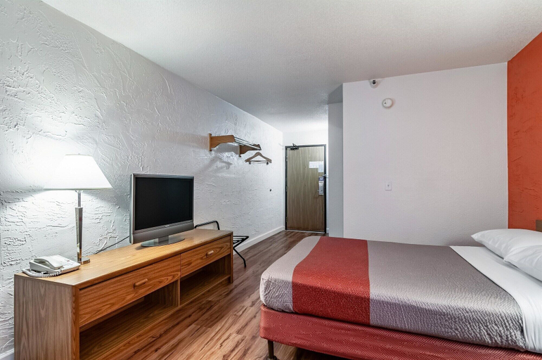 Bedroom 3, Motel 6 Naperville, IL, Dupage