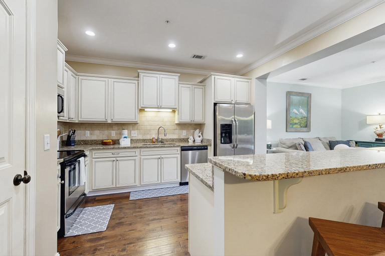 Private kitchen 5, Charming Southern Townhouse W/enclosed Yard & Access to Community Pool, Glynn