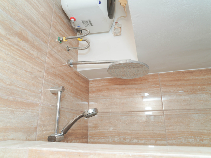 Bathroom 3, Cozy 2BR at Apartment De Paradiso Pluit By Travelio, North Jakarta