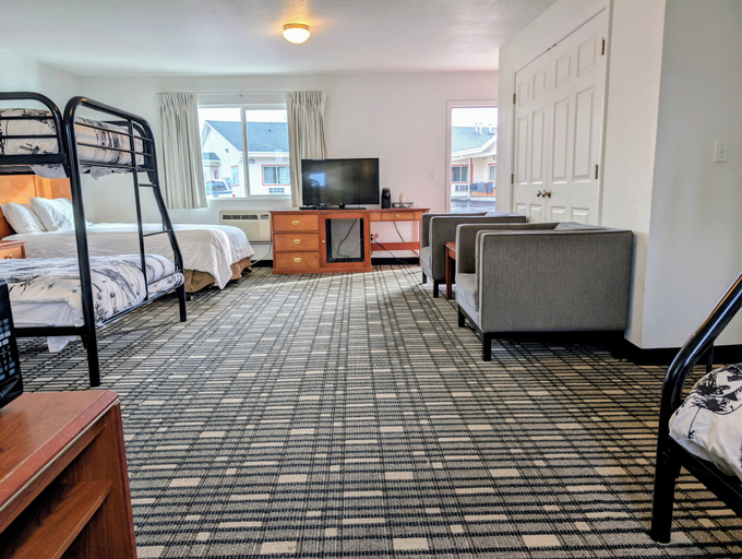 Bedroom 3, Ponderosa Motel, Klickitat