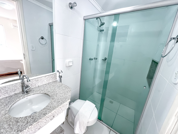 Bathroom, DiRoma Império Romano - Direto com o Grupo DiRoma - acesso ao Acqua Park com café da manhã, Caldas Novas