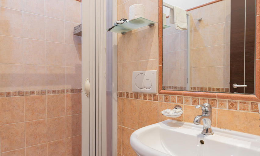 Bathroom 4, New Inn, Rome