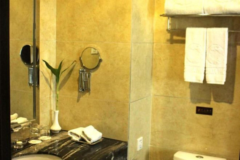 Bathroom, Donghua Hotel, Ningde