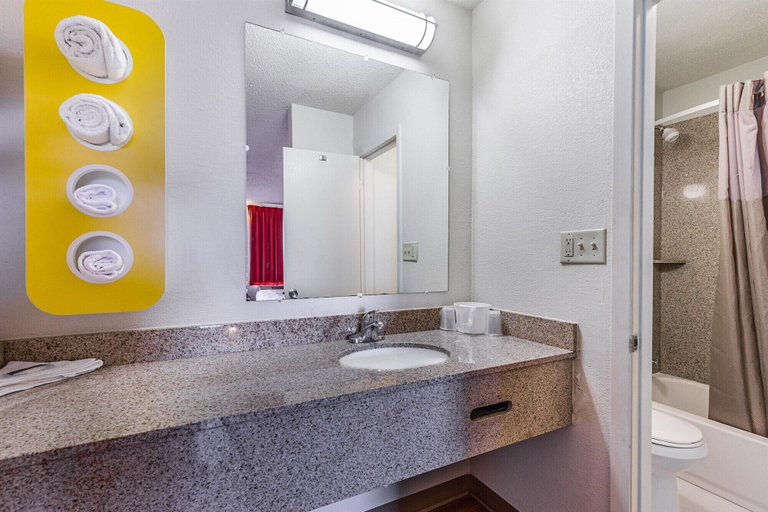 Bathroom 5, Motel 6 Mount Vernon, IL, Jefferson