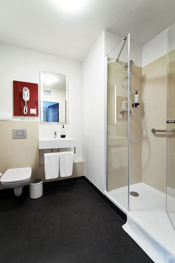 Bathroom 4, B&B Hotel Poznań Old Town, Poznań City