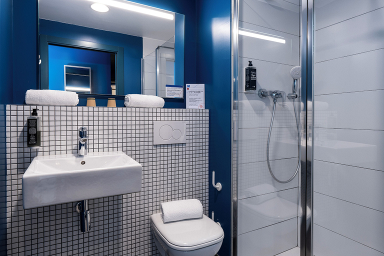 Bathroom 4, ibis budget Valencia Centro Puerto, Valencia