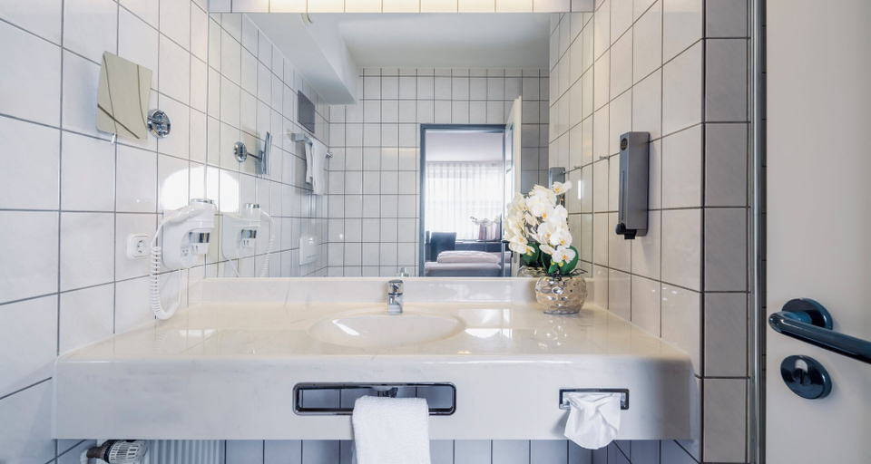 Bathroom 5, PLAZA INN Grevenbroich, Rhein-Kreis Neuss
