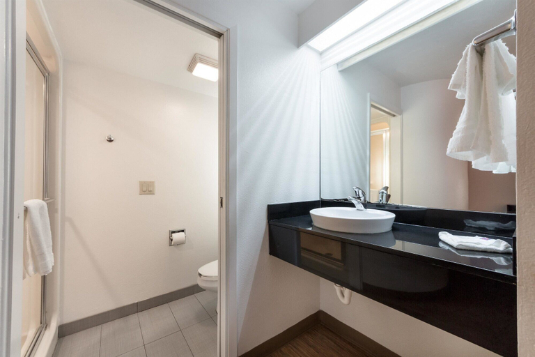 Bathroom 4, Motel 6 Dallas, TX - Northeast, Dallas