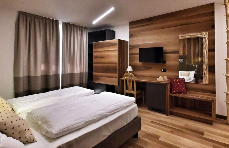 Bedroom 3, Hotel Cristallo, Trento