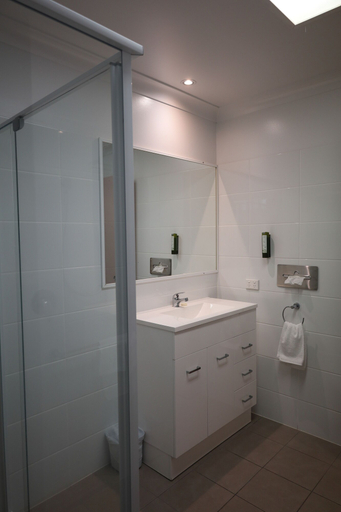 Bathroom 4, Sun Palms Motel, Rockhampton