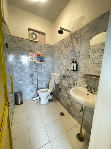 Bathroom 3, goSTOPS Bir, Landing Site, Kangra