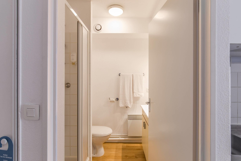 Bathroom 3, Comfort Aparthotel Le Mans, Sarthe