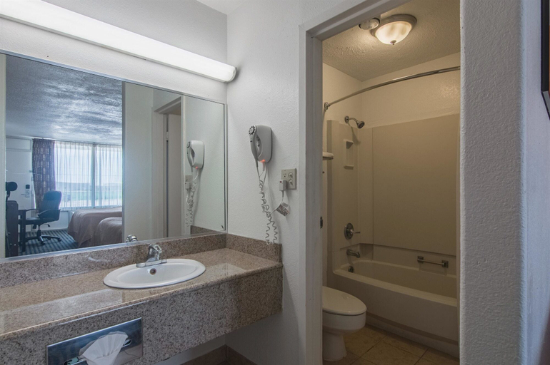 Bathroom 4, Motel 6 Liberal, KS, Seward