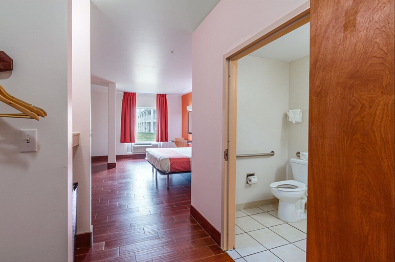 Bathroom 4, Motel 6 Winchester, VA, Winchester