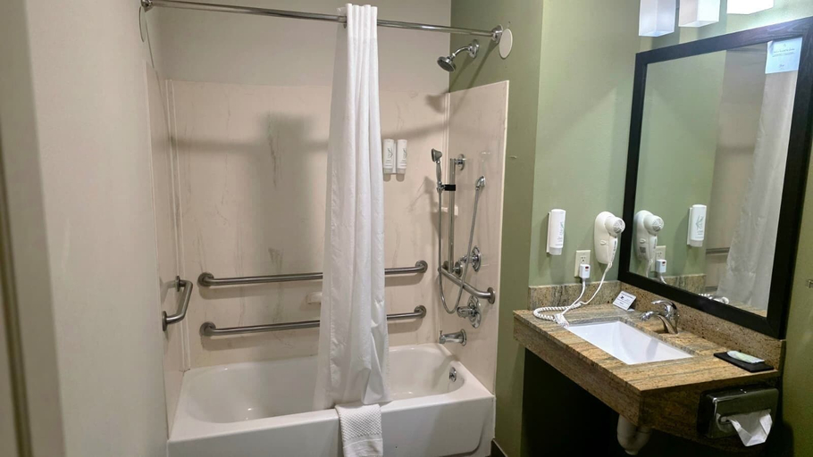 Bathroom 4, Express Inn & Suites, Dauphin