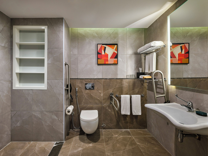 Bathroom 5, DoubleTree by Hilton Makkah Aziziyah, Makkah