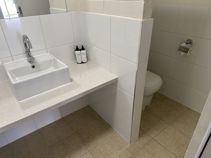 Bathroom 3, Vineland Motel, Mildura - Pt A