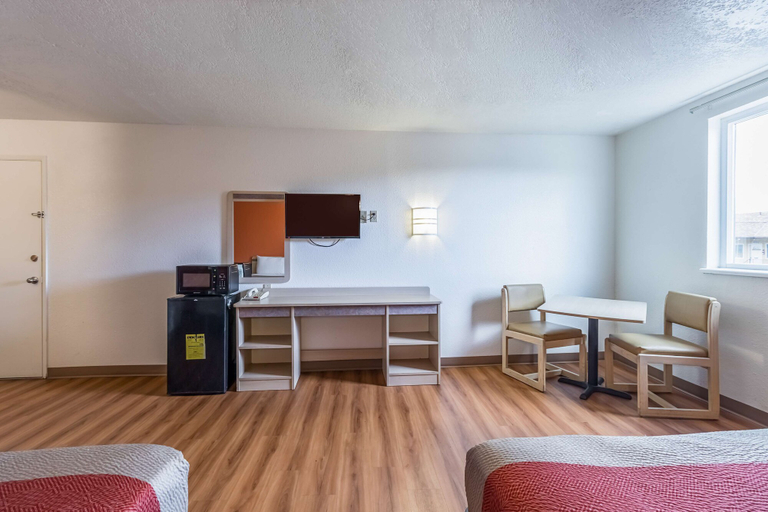 Bedroom 3, Motel 6 Beaverton, OR, Washington