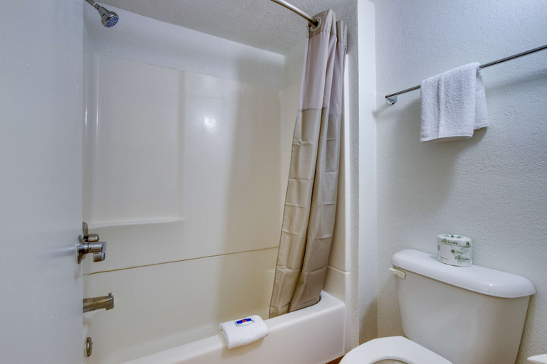 Bathroom 4, Motel 6 Tempe, AZ - Scottsdale South, Maricopa