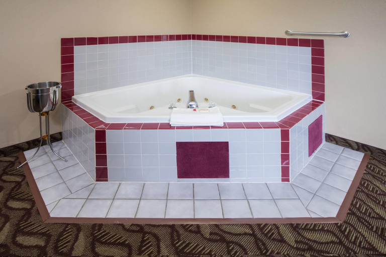 Bathroom 4, Super 8 by Wyndham Dwight, Grundy