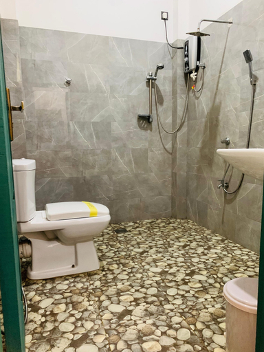 Bathroom 5, Vimanra Hotel, Embilipitiya