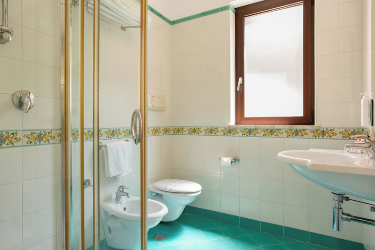 Bathroom 4, Hotel La Torre, Salerno