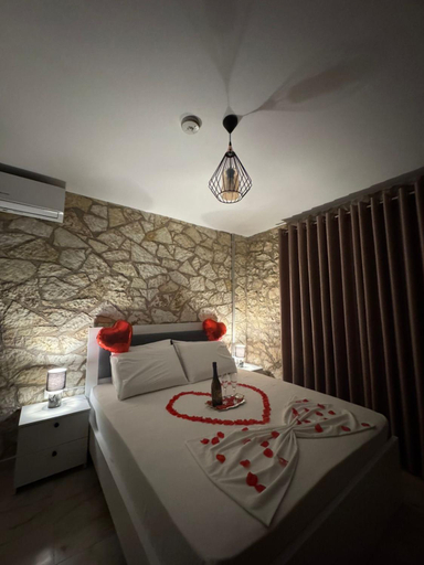 Bedroom 3, The White Troy, Sarandës