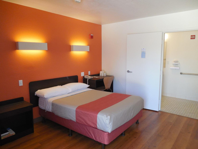 Bedroom 4, Motel 6 Temecula, CA - Historic Old Town, Riverside