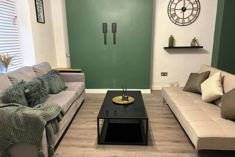 Others 5, House - Sleeps 5 - Garden - Parking, Bridgend