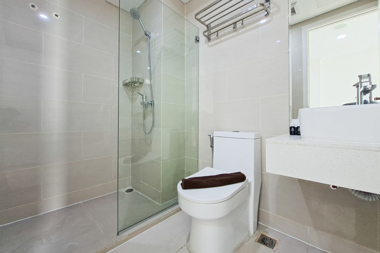 Bathroom 2, Functional and Strategic Studio at Apartment Daan Mogot City By Travelio, West Jakarta