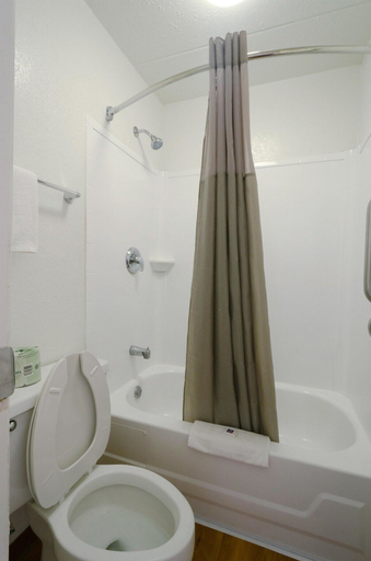 Bathroom 4, Motel 6 Gaithersburg, DC - Washington, Montgomery