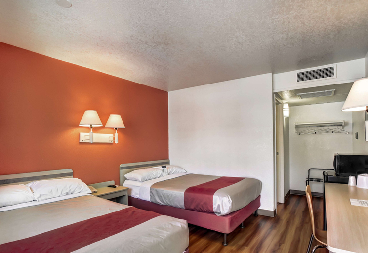 Bedroom 2, Motel 6 Medford, OR, Jackson