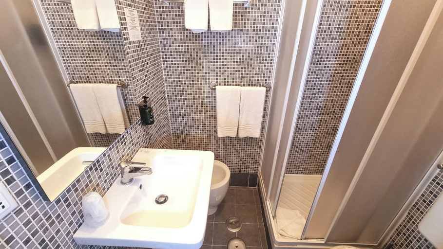 Bathroom 5, Hotel Astoria, Torino