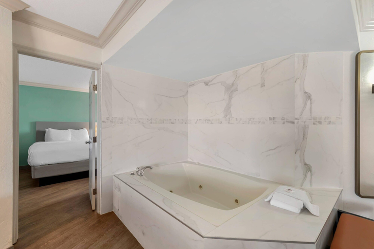Bathroom 4, Comfort Inn & Suites Ormond Beach Oceanfront, Volusia
