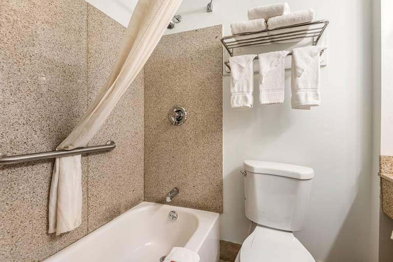 Bathroom 5, Econo Lodge Saint Albans, Franklin