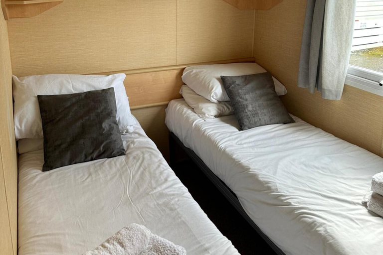 Bedroom 3, Newquay - Caravan - Sleeps 8 - Parking - Seaside, Cornwall