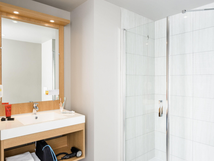 Bathroom 5, Aparthotel Adagio Access Paris Massy Gare TGV, Essonne