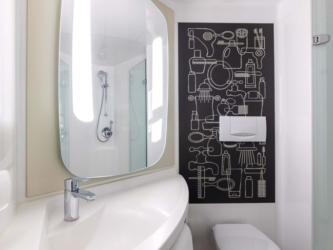 Bathroom 4, B&B HOTEL Wuppertal-City, Wuppertal
