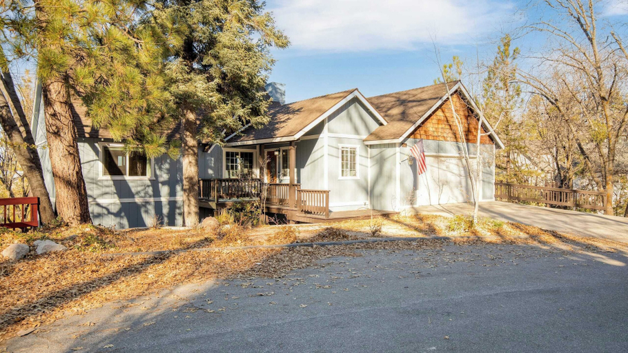 Exterior & Views 2, 2 Decks, Views, Firepit Cozy Modern & Relaxing Home Blue Spruce by Avantstay, San Bernardino