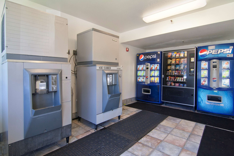 Food & Drinks 5, Motel 6 Roseville, MN - Minneapolis North, Ramsey