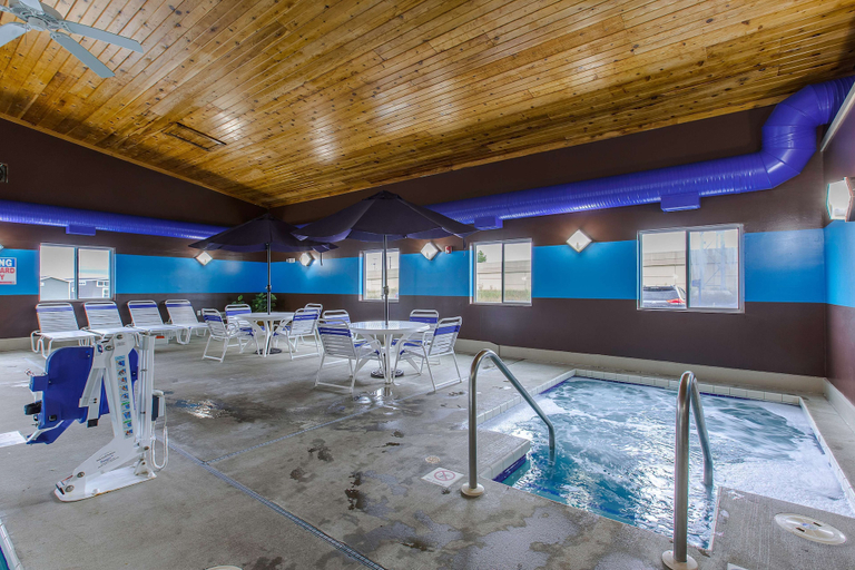 Food & Drinks 5, Motel 6 Baraboo, WI - Lake Delton, Sauk