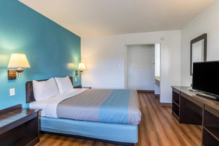Bedroom 3, Motel 6 Astoria, OR, Clatsop