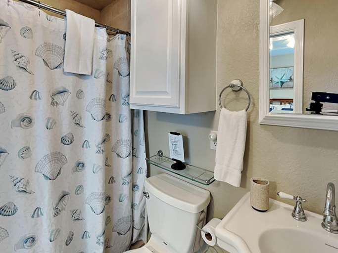 Bathroom 3, A Fin N Feather by Miss Kitty’s, Aransas