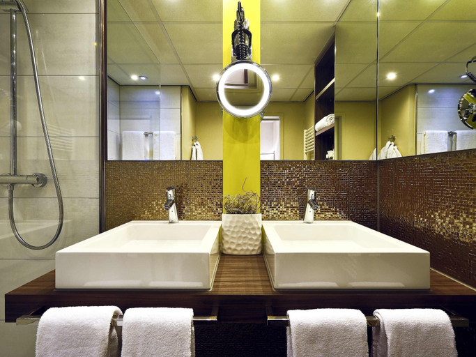 Bathroom 4, Mercure Hotel Groningen Martiniplaza, Groningen