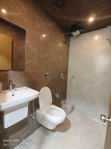 Bathroom 5, Hotel Grace, Mumbai City