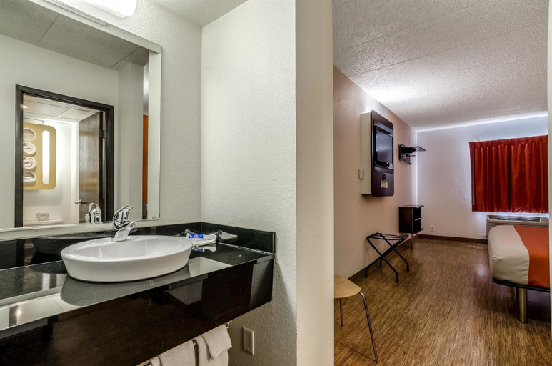 Bathroom 4, Motel 6 York, NE, York
