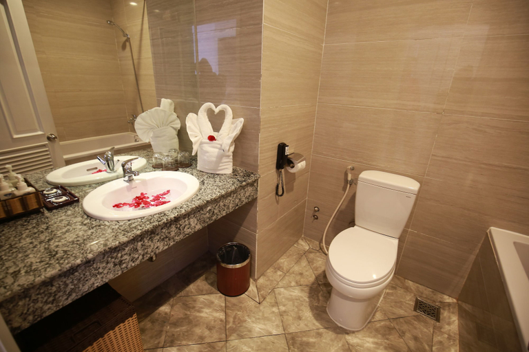 Bathroom 4, Ngoc Phat Dalat Hotel, Đà Lạt