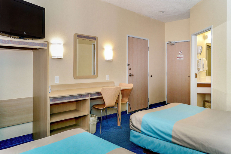 Bedroom 3, Motel 6 Peterborough, ON, Peterborough