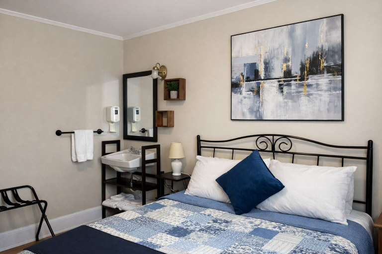 Bedroom 2, Auberge l'Orpailleur, Vallée-de-l'Or